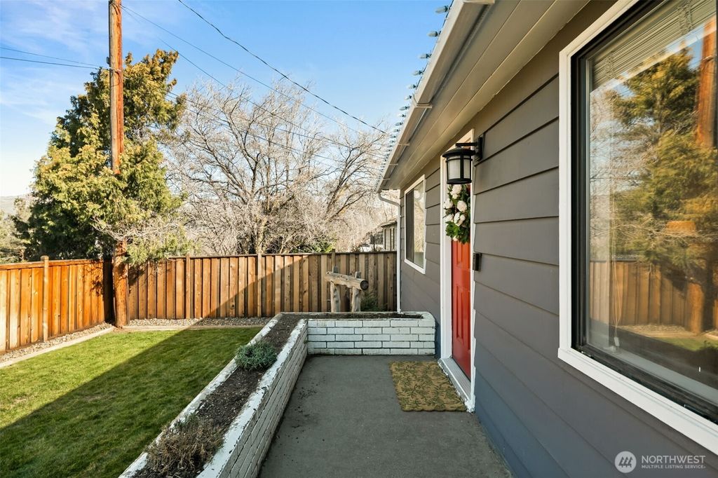 Photo of 1411 Maiden Lane, Wenatchee, WA 98801 (MLS # 2488114)