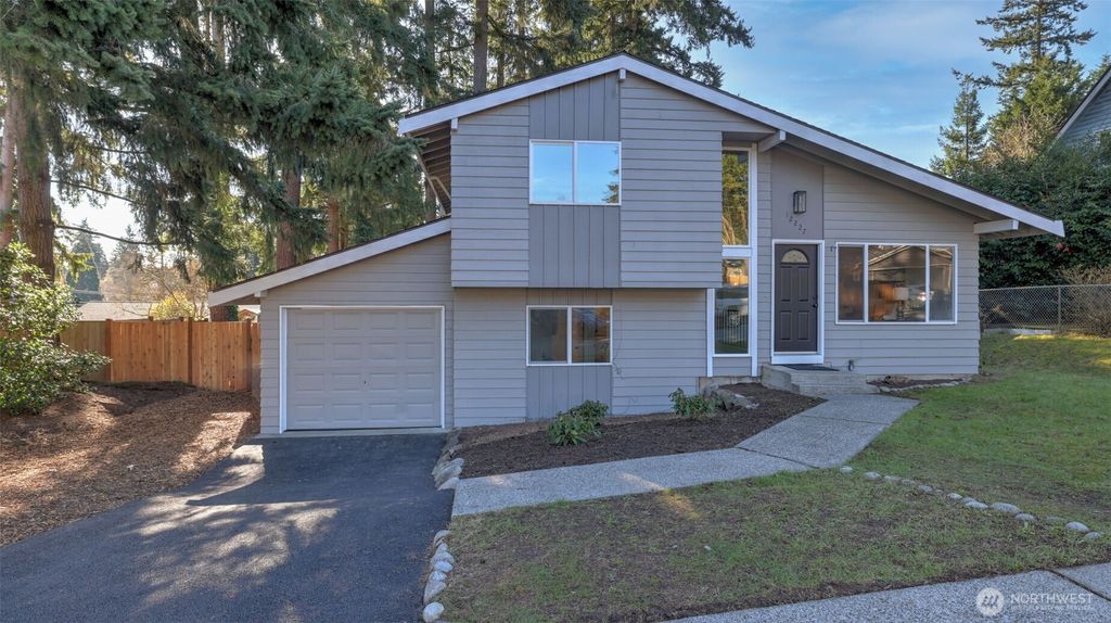 Photo of 12227 NE 137th Place, Kirkland, WA 98034 (MLS # 2479733)