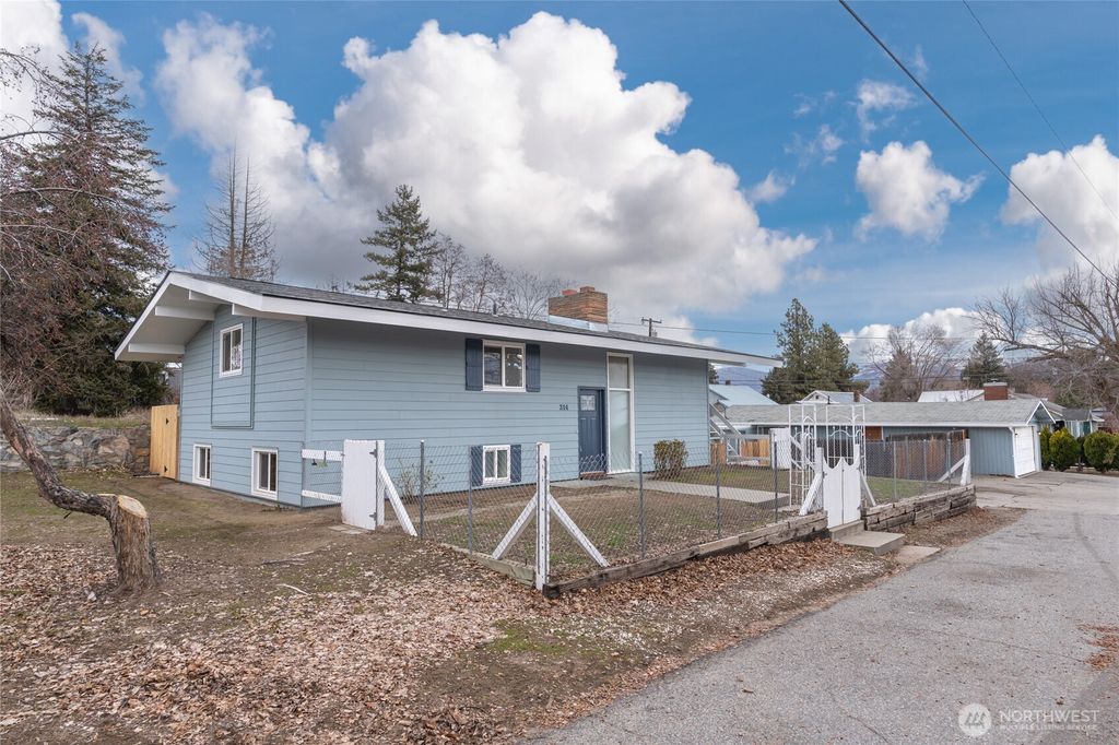 Photo of 314 3rd Avenue W, Omak, WA 98841 (MLS # 2484644)