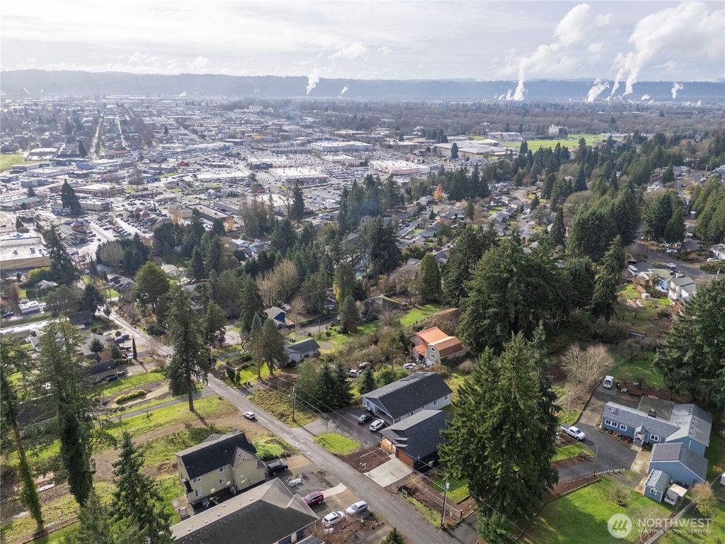 Photo of 2333 W Castleman Street, Longview, WA 98632 (MLS # 2464559)