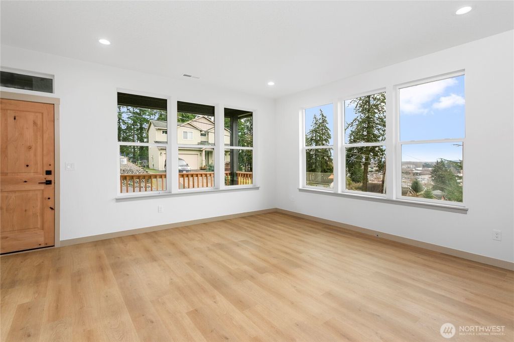 Photo of 2333 W Castleman Street, Longview, WA 98632 (MLS # 2464559)