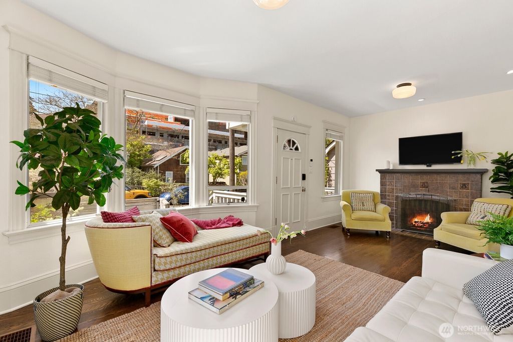 Photo of 514 30th Avenue E, Seattle, WA 98112 (MLS # 2366211)