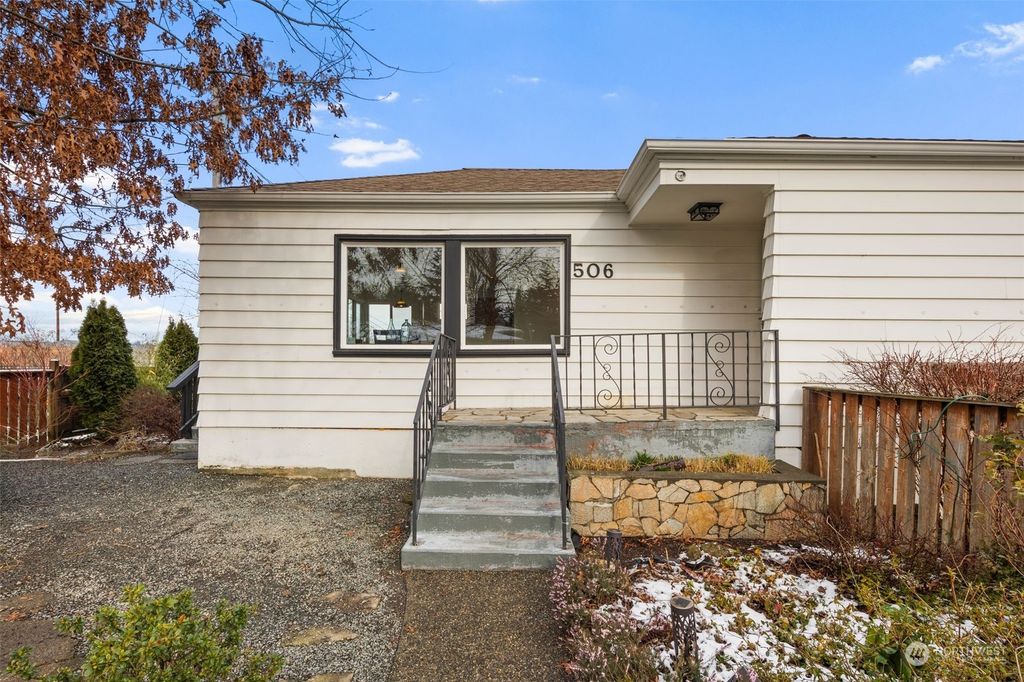 Photo of 506 S 15th Street, Renton, WA 98055 (MLS # 2325637)