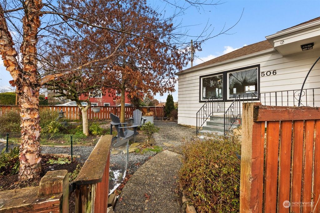 Photo of 506 S 15th Street, Renton, WA 98055 (MLS # 2325637)