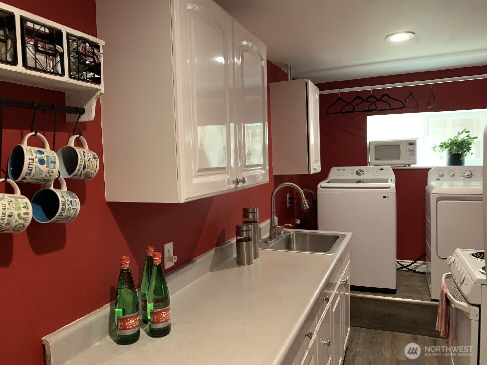 Seattle, Washington 98106, United States, 4 Bedrooms Bedrooms, ,2 BathroomsBathrooms,Residential,Active,169532