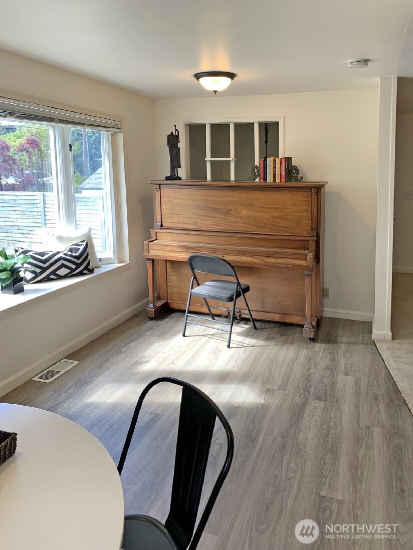 Seattle, Washington 98106, United States, 4 Bedrooms Bedrooms, ,2 BathroomsBathrooms,Residential,Active,169532