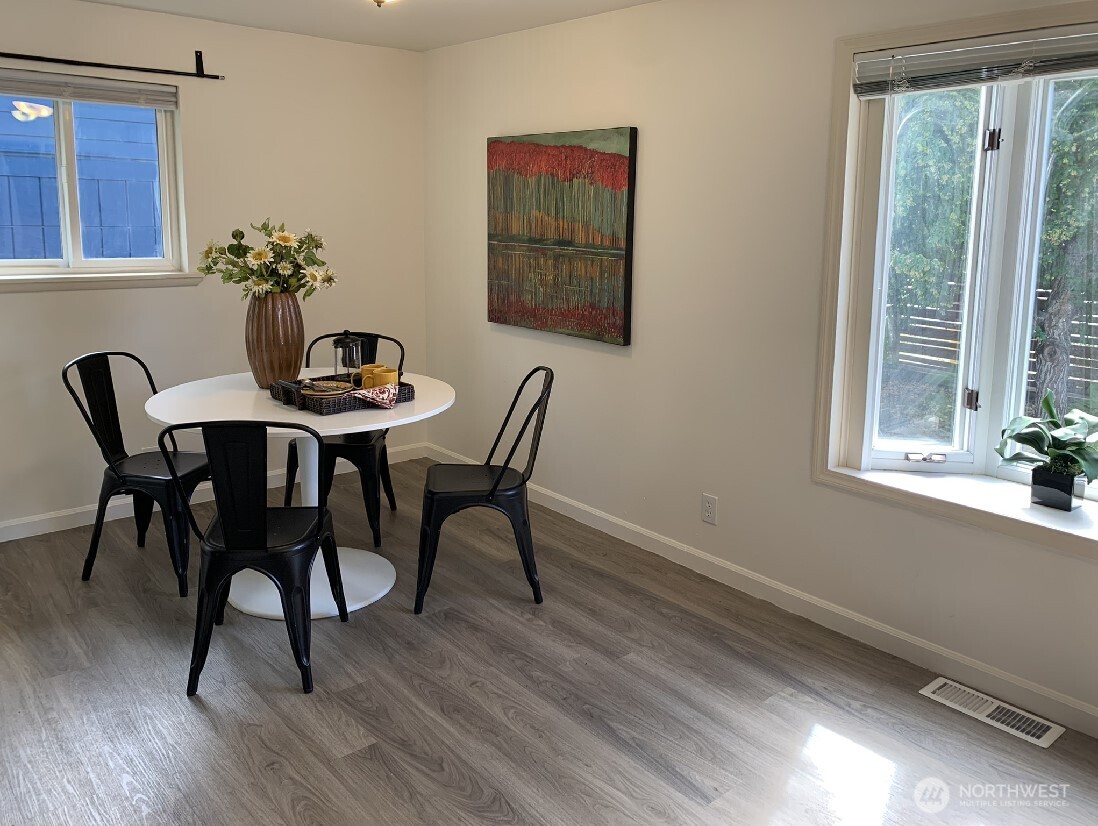 Seattle, Washington 98106, United States, 4 Bedrooms Bedrooms, ,2 BathroomsBathrooms,Residential,Active,169532