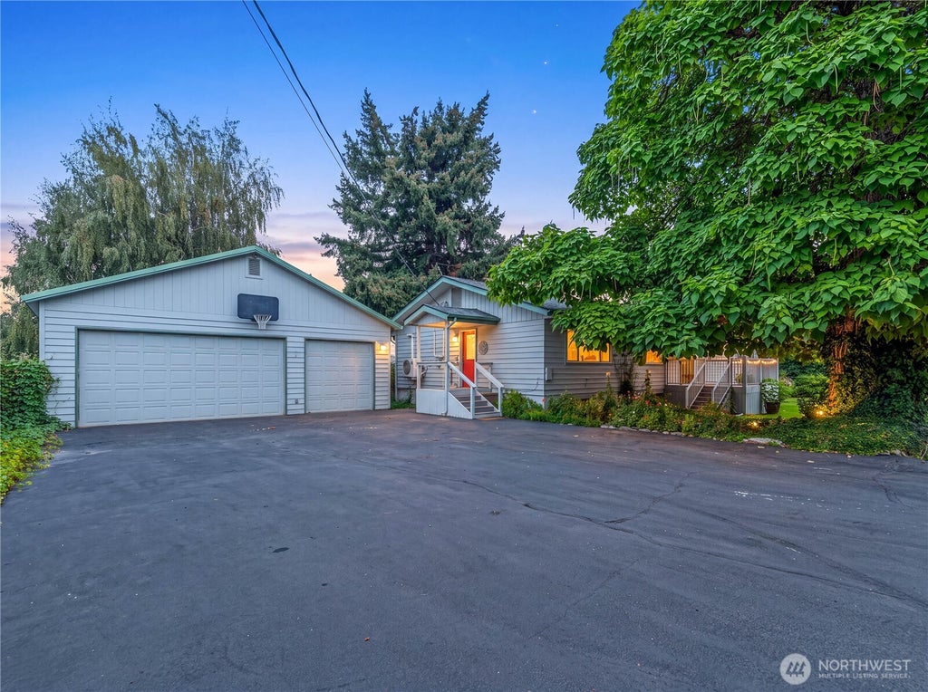 Photo of 1216 4th Street, Wenatchee, WA 98801 (MLS # 2576238)