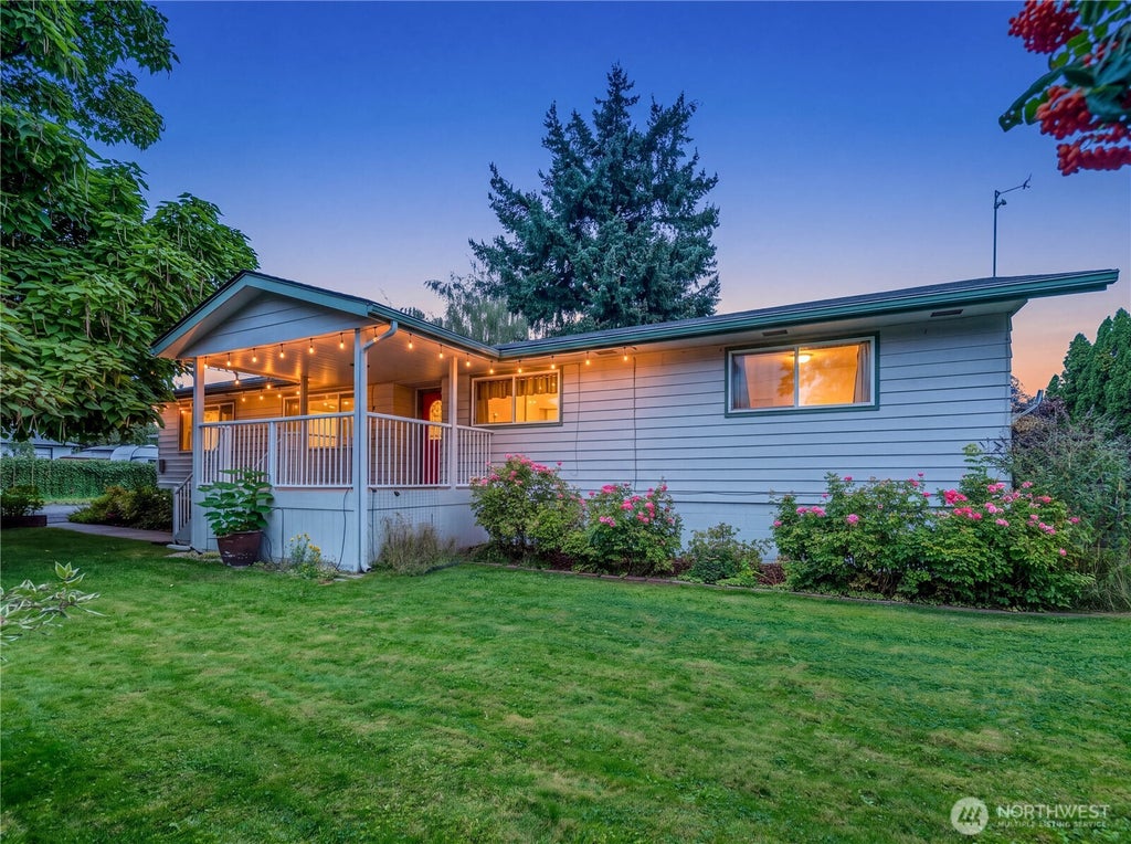 Photo of 1216 4th Street, Wenatchee, WA 98801 (MLS # 2576238)