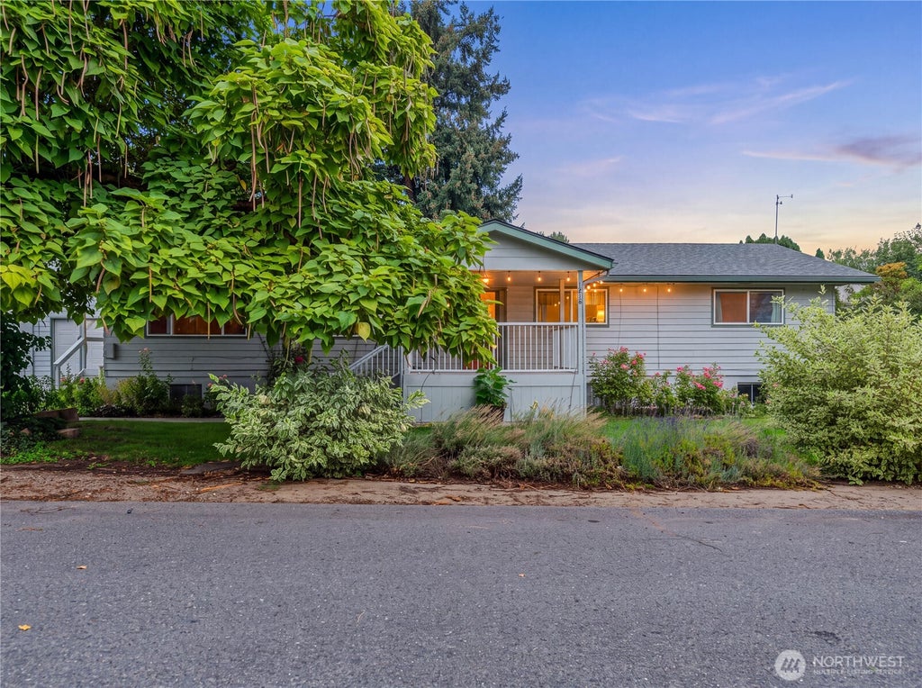 Photo of 1216 4th Street, Wenatchee, WA 98801 (MLS # 2576238)