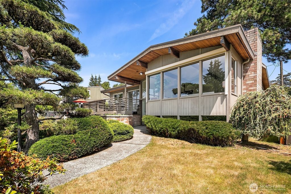 Photo of 5036 45th Avenue NE, Seattle, WA 98105 (MLS # 2396911)