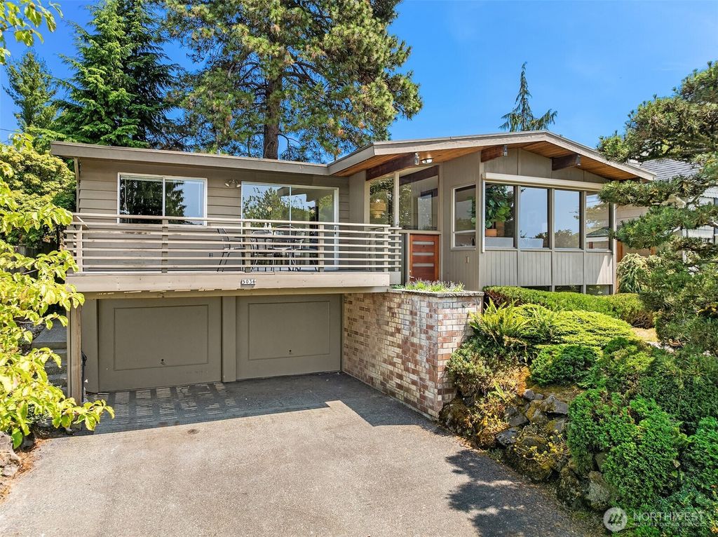 Photo of 5036 45th Avenue NE, Seattle, WA 98105 (MLS # 2396911)