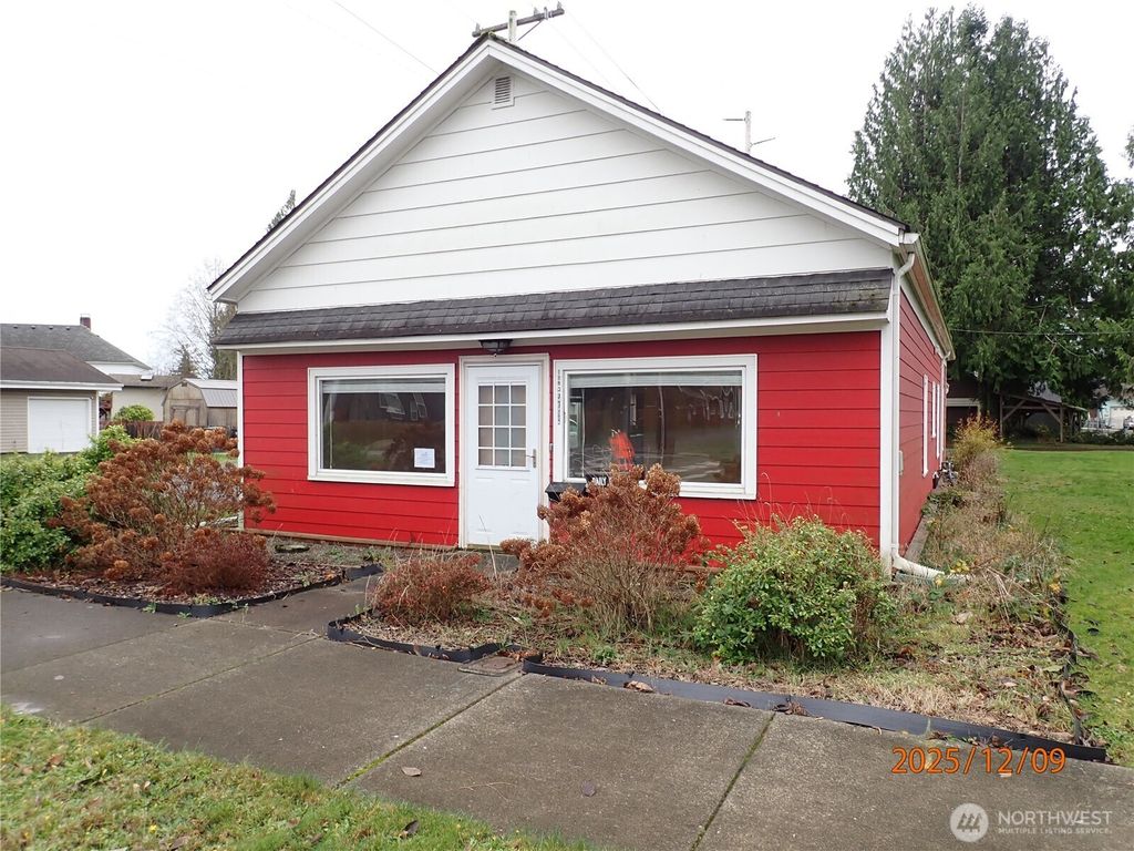 Photo of 102 W Emerson Avenue, Hoquiam, WA 98550 (MLS # 2461249)