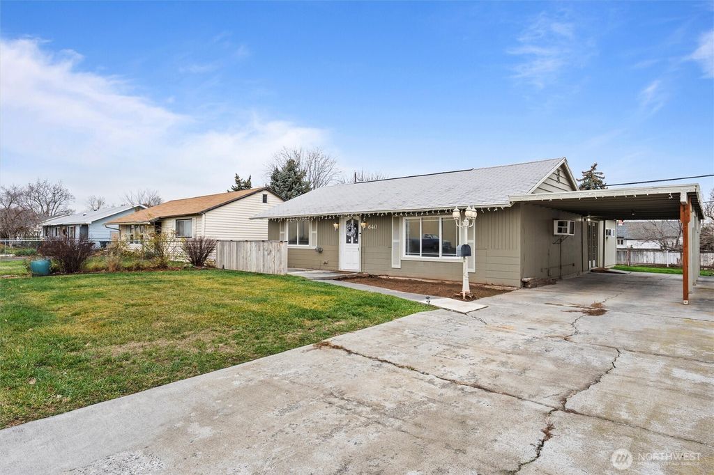Photo of 640 S Clover Drive, Moses Lake, WA 98837 (MLS # 2461430)