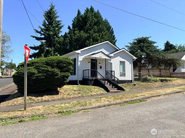 Photo of 901 CRAWFORD ST, Kelso, WA 98626 (MLS # 2551011)