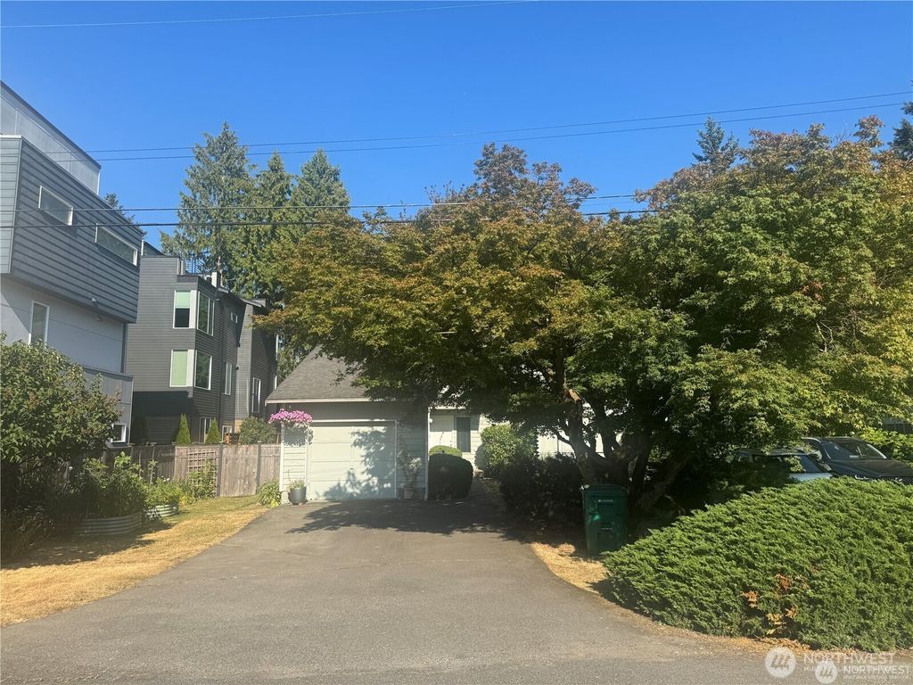 Photo of 11752 Burke Avenue N, Seattle, WA 98133 (MLS # 2481747)