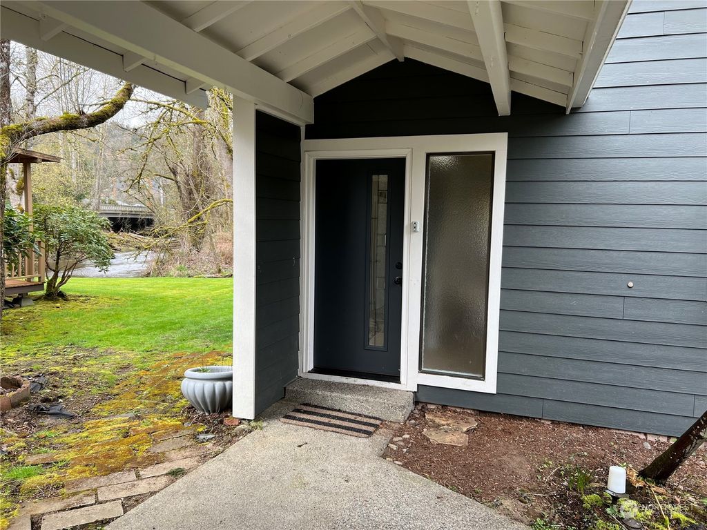 Photo of 477 1st Avenue NW, Issaquah, WA 98027 (MLS # 2052756)