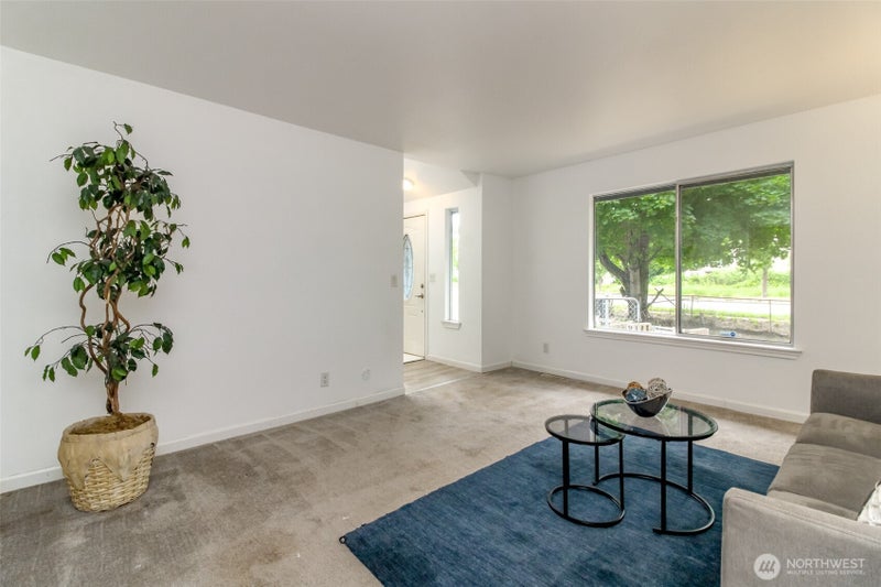 2426 E Pioneer