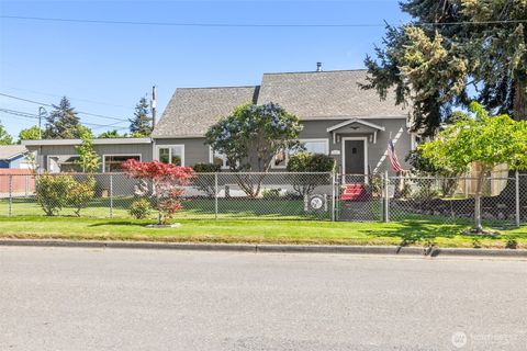 Photo of 415 N Liberty Street, Port Angeles, WA 98362 (MLS # 2520203)