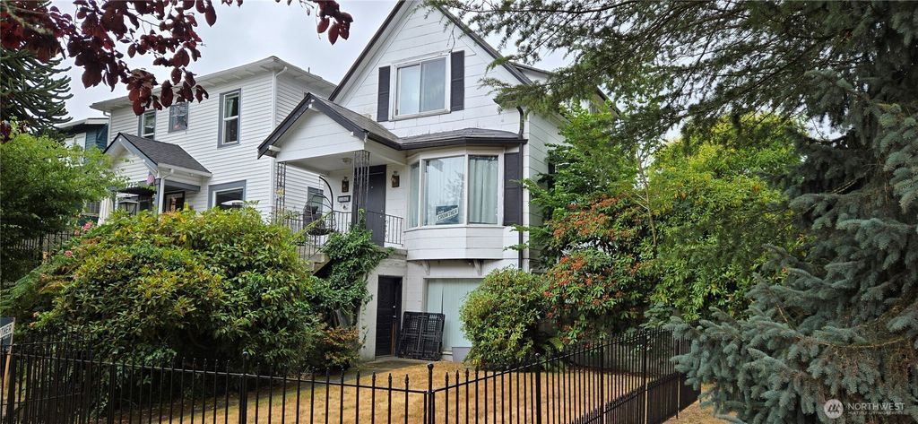 Photo of 3226 Oakes Avenue, Everett, WA 98201 (MLS # 2412419)