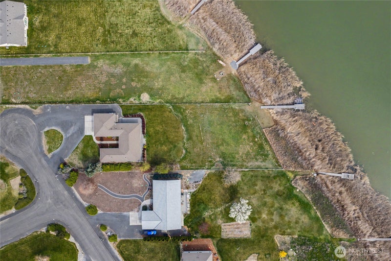3103 NE Meadowlark Lane
