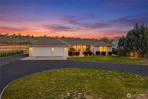 Photo of 3103 NE Meadowlark Lane, Moses Lake, WA 98837 (MLS # 2501330)