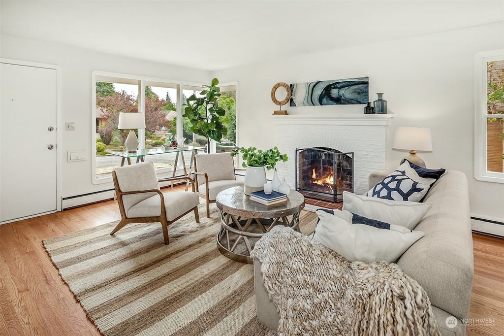 Photo of 6543 44th Avenue NE, Seattle, WA 98115 (MLS # 2007401)