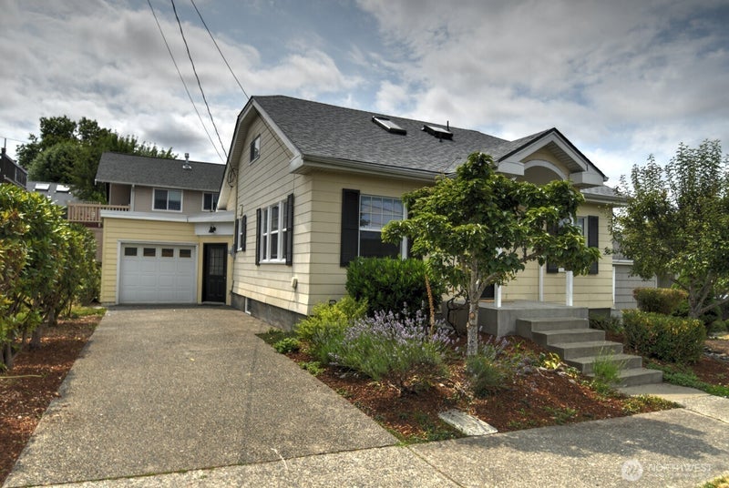 921 5th Avenue SE