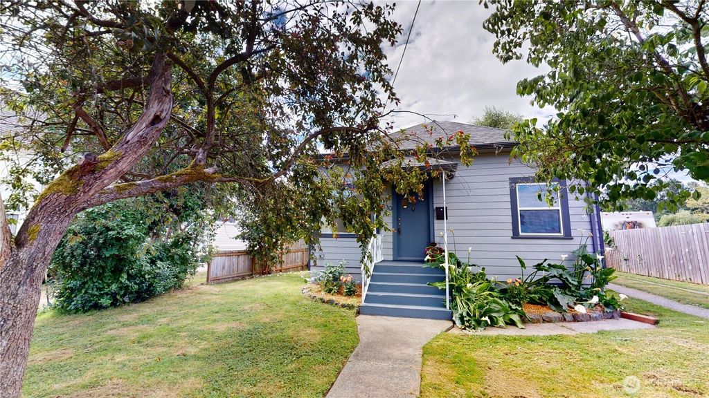 Photo of 830 Garfield Street, Mount Vernon, WA 98273 (MLS # 2540769)