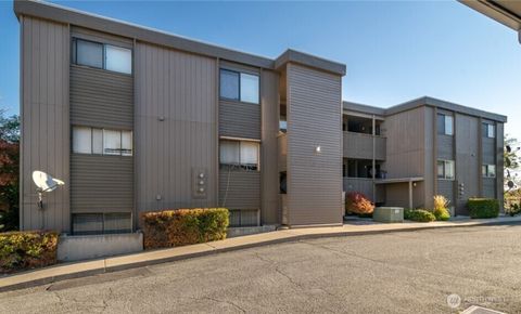 Photo of 429 King Street #323, Wenatchee, WA 98801 (MLS # 2436818)