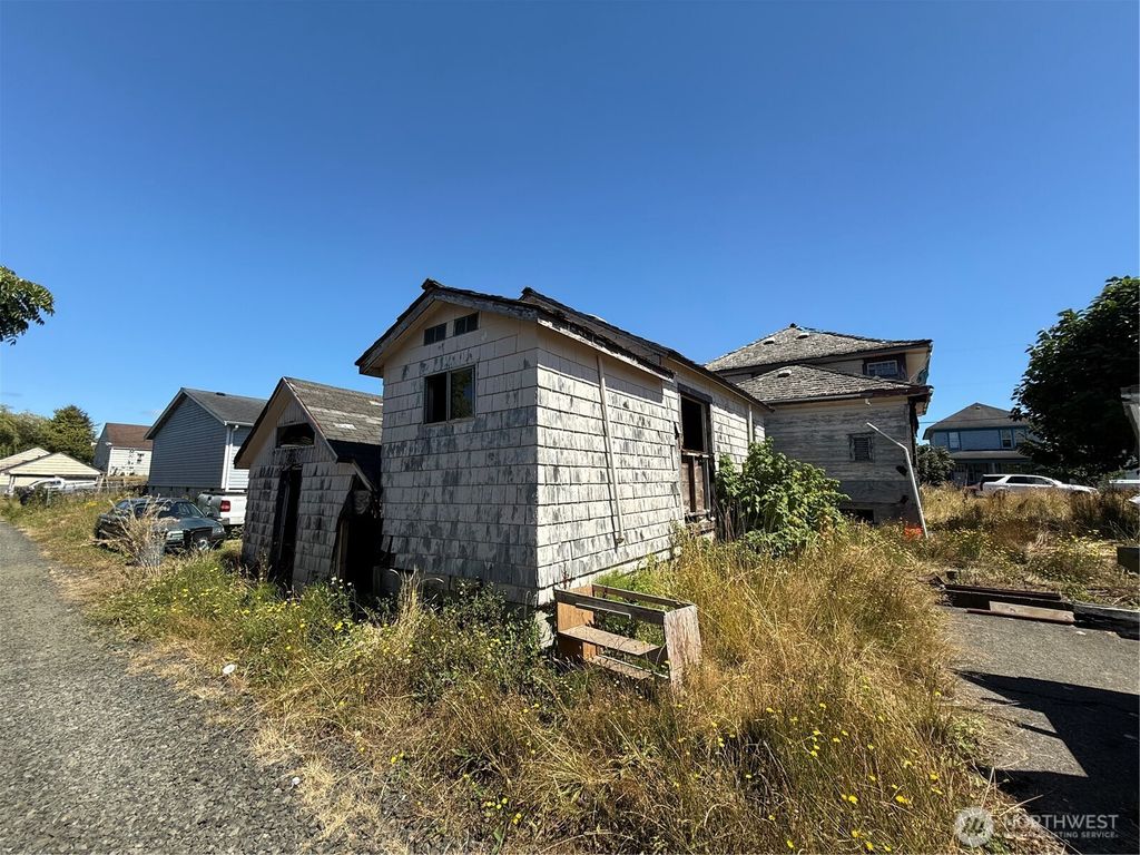 Photo of 222 12th Street, Raymond, WA 98577 (MLS # 2522413)