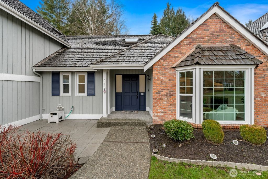 Photo of 4712 241st Avenue SE, Sammamish, WA 98029 (MLS # 2484671)