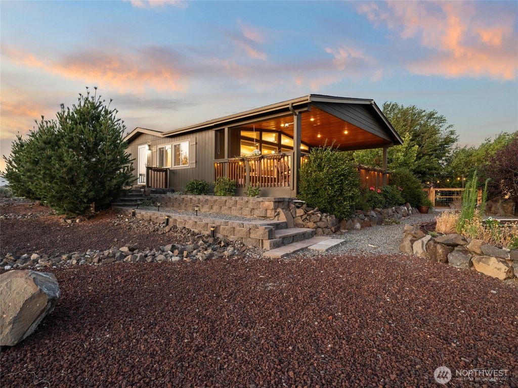 Photo of 207 Green Laurel Place SW, Mattawa, WA 99349 (MLS # 2496698)