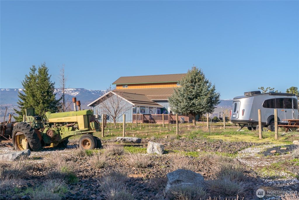 Photo of 980 S Webb Place, East Wenatchee, WA 98802 (MLS # 2498294)