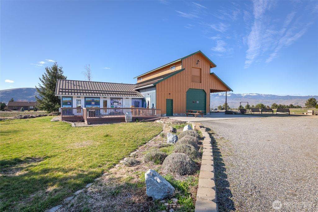 Photo of 980 S Webb Place, East Wenatchee, WA 98802 (MLS # 2498294)