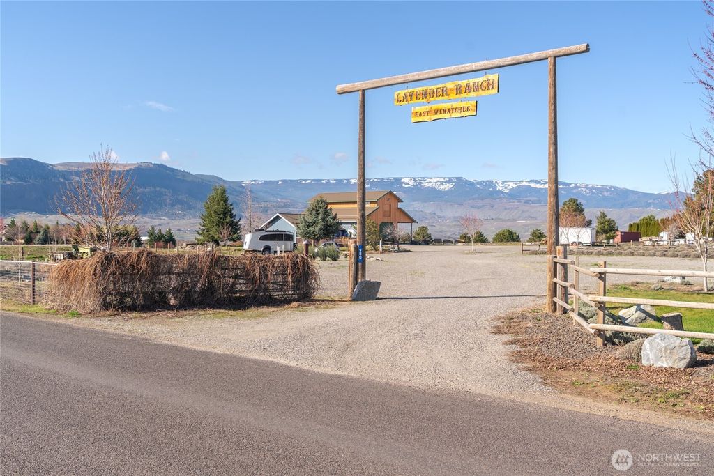 Photo of 980 S Webb Place, East Wenatchee, WA 98802 (MLS # 2498294)