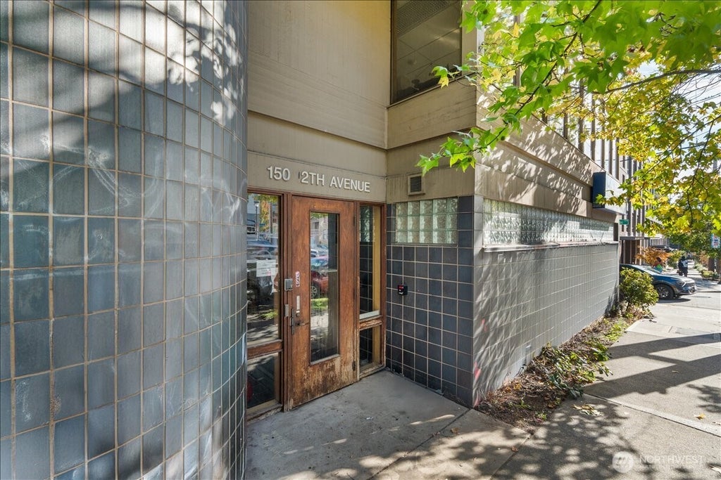 Photo of 150 12th Avenue, Seattle, WA 98102 (MLS # 2575798)