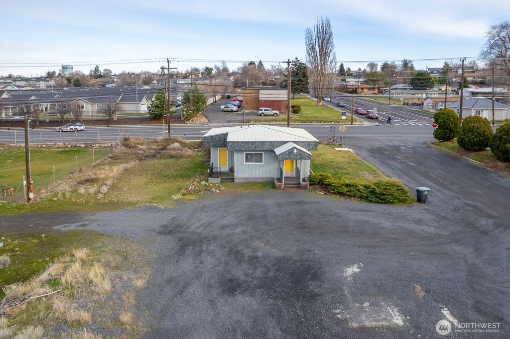 Photo of 956 S Division St, Moses Lake, WA 98837 (MLS # 2469174)