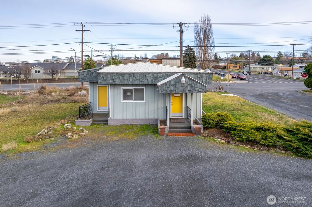 Photo of 956 S Division St, Moses Lake, WA 98837 (MLS # 2469174)