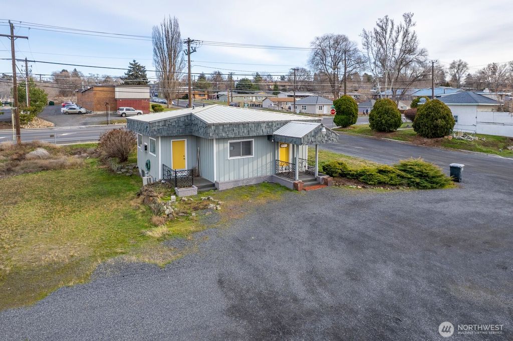 Photo of 956 S Division St, Moses Lake, WA 98837 (MLS # 2469174)