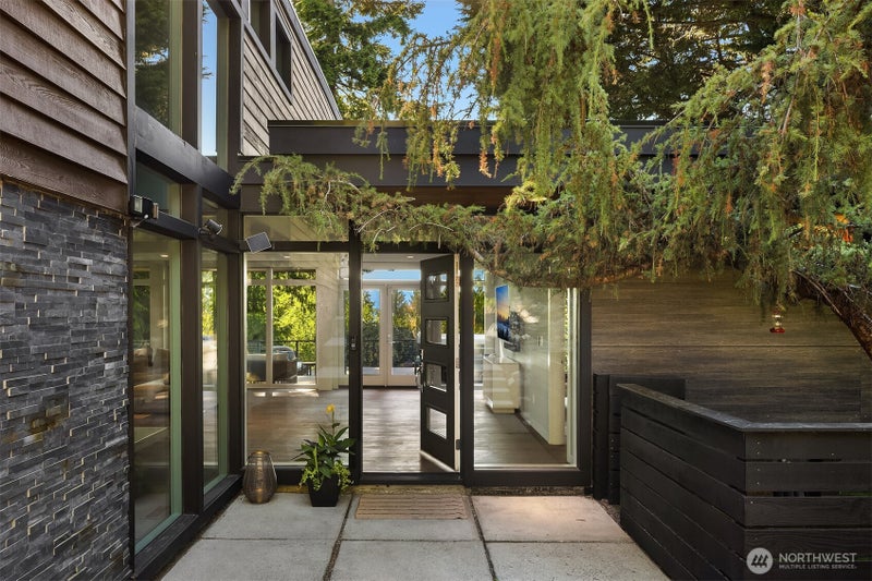 899 NW Elford Drive