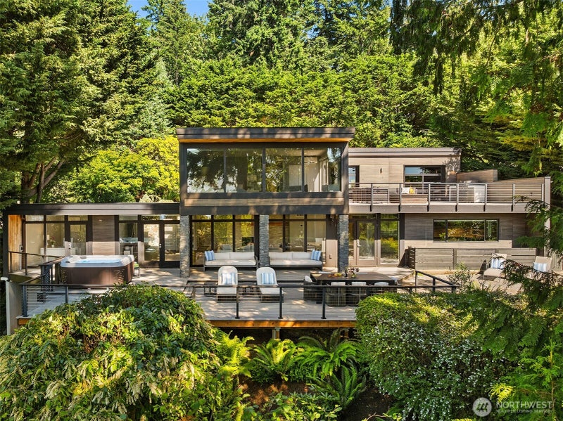 899 NW Elford Drive