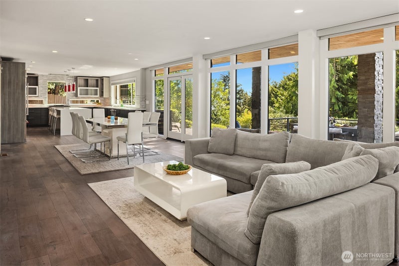 899 NW Elford Drive