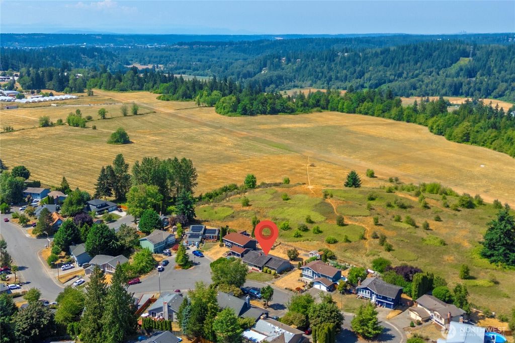 Photo of 6233 35th Way SE, Auburn, WA 98092 (MLS # 2410676)