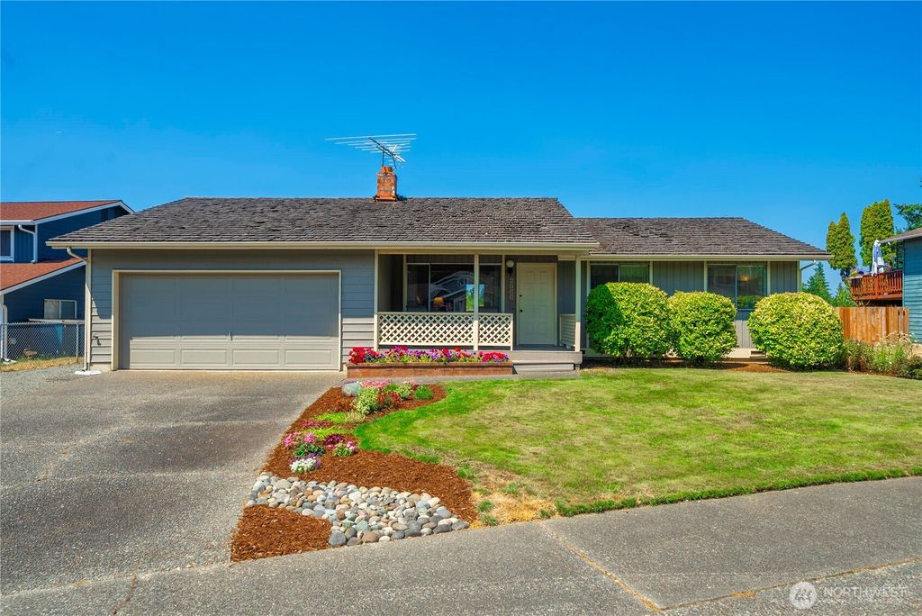 Photo of 6233 35th Way SE, Auburn, WA 98092 (MLS # 2410676)