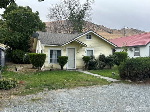 Photo of 424 E Trow Avenue, Chelan, WA 98816 (MLS # 2587612)