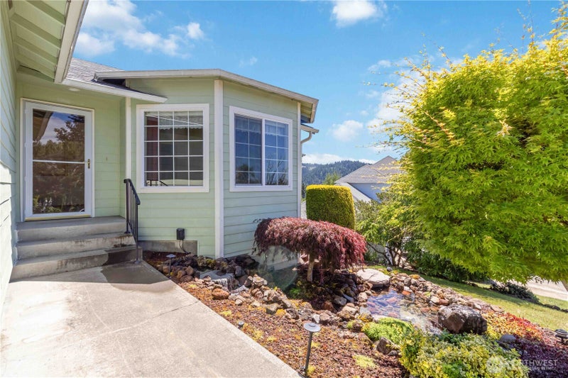 912 Edinburgh Court