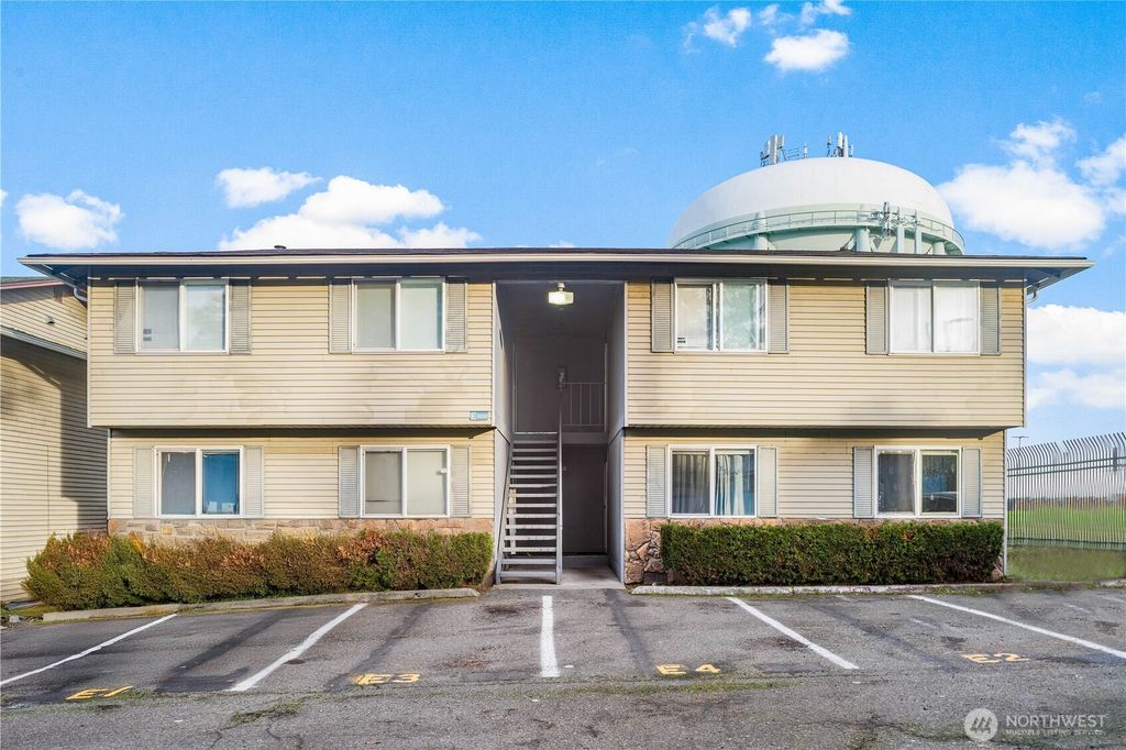 Photo of 3030 S 216 Street #E, SeaTac, WA 98198 (MLS # 2470523)