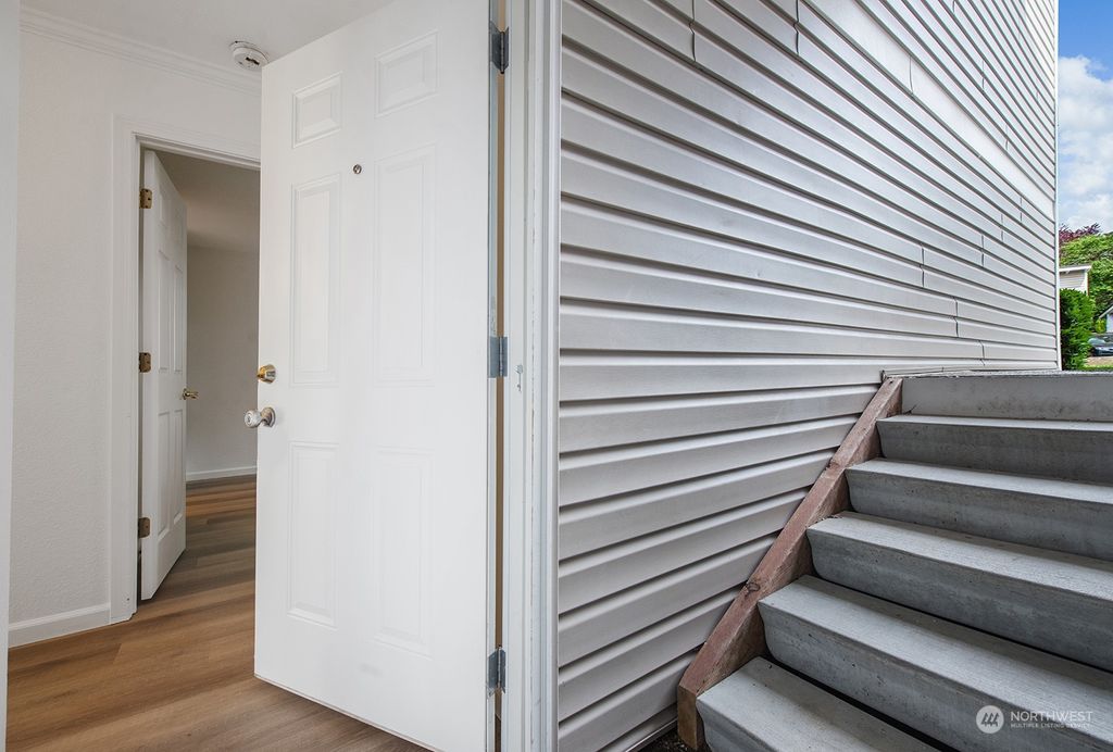 Photo of 12423 NE 131st Court #E-101, Kirkland, WA 98034 (MLS # 2060054)