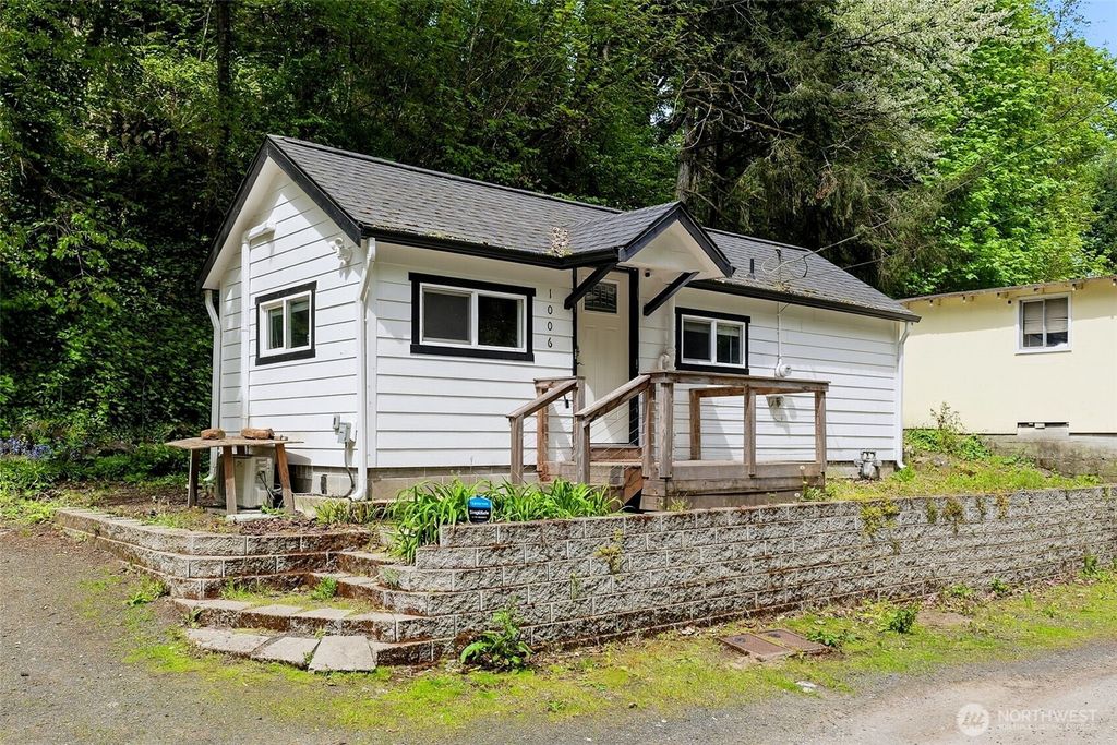 Photo of 1006 Arnold Avenue E, Port Orchard, WA 98366 (MLS # 2516553)